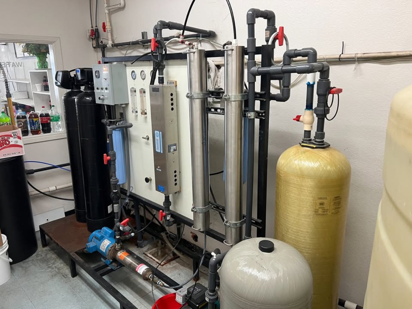 Reverse osmosis system with storage tank, installed